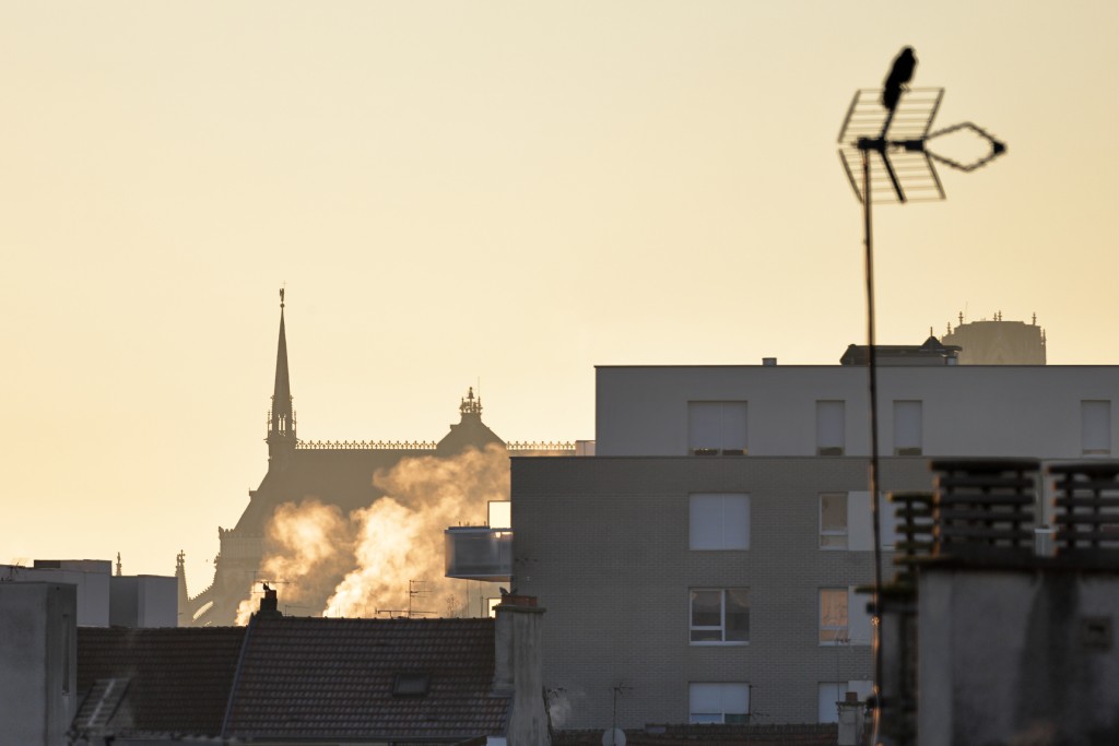 Cathédrale de Reims au 400mm au lever du soleil d'hiver